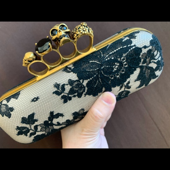 Clutch with knuckles handle & lace - Picture 1 of 7